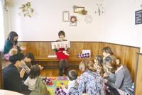 読み聞かせを行っています。