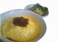 オリジナルのラー油をのせてオムライス!