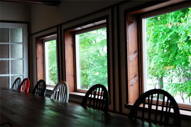 店内の窓からは緑道が