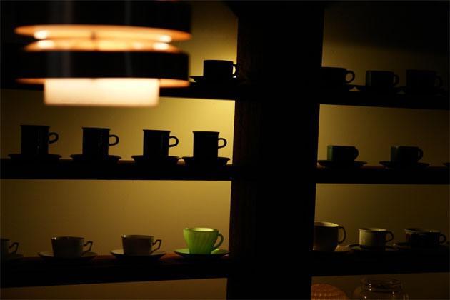 ヴィンテージコーヒーカップがずらりと