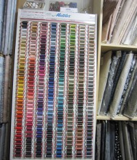 メトラーの糸は、280色を超える色数