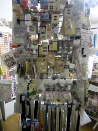 玉付きファスナー、レースファスナー、
パツチワーク針、キルト針、ナスカン・Dカン、マグネットボタン、ツツミボタン各種