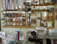 イナズマのファスナー飾り、皮のテープ、アクリルテープ
オリジナル持ち手が作れる花形パーツなど材料、持ち手用テープ。