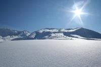 太陽に照らされる三段山