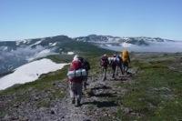 快晴の高根ヶ原を行く