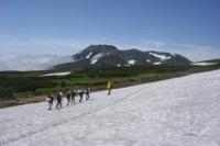 化雲平の雪渓からトムラウシ