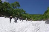 コマドリ沢の雪渓を下る