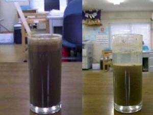 コップで土の実験中♪