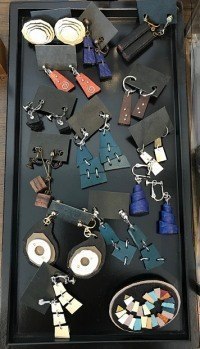 革のアクセサリー