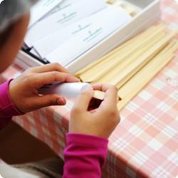 割りばしの袋詰め