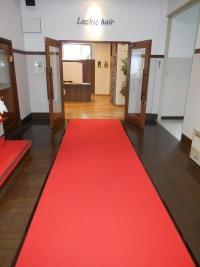 レッドカーペットを通って店内へ