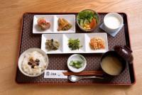 五色の豆ごはんと五色の日替わりお惣菜定食