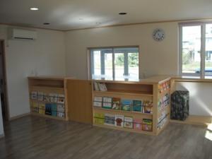 入口は明るく、カウンターには絵本がたくさんあります。