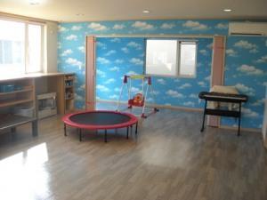 支援室は開放的な空間で、トランポリンなどの遊具があります。