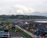 ビーチと風車群 