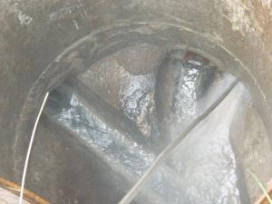 排水管を清掃中