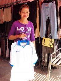 店先に立つスタッフ