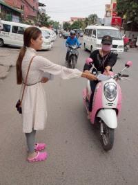 店頭でのチラシ配り