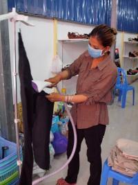 店内でのアイロンがけ