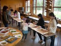 落ち葉の貼り絵教室