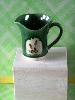 押し花加工のユニバーサルデザインのカップと四ツ葉のクローバ