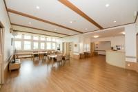 木目を基調とした明るい共有スペース