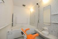 手すり付きなので左右どちらからも入浴可能