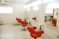 清潔感があり、広々とした店内です