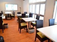 　白を基調とした清潔感のある店内