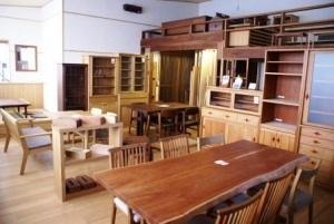 奥から入口方向を見る。