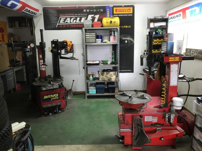 タイヤチェンジャー2台・バランサー2台・リフト