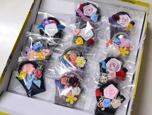 知り合いの手作りブローチも販売