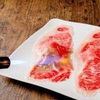 【道産和牛のとろける肉寿司(2貫)】690円