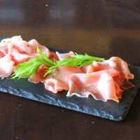 【北海道産＆スペイン産の生ハム盛り合わせ】890円
