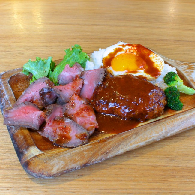 北海道産ローストビーフと十勝豊西牛ハンバーグのロコモコプレート 1690円