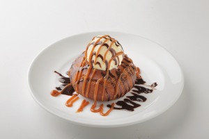 揚げたてドーナッツアイス　292円（税込）