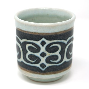釉象嵌アイヌ紋湯呑