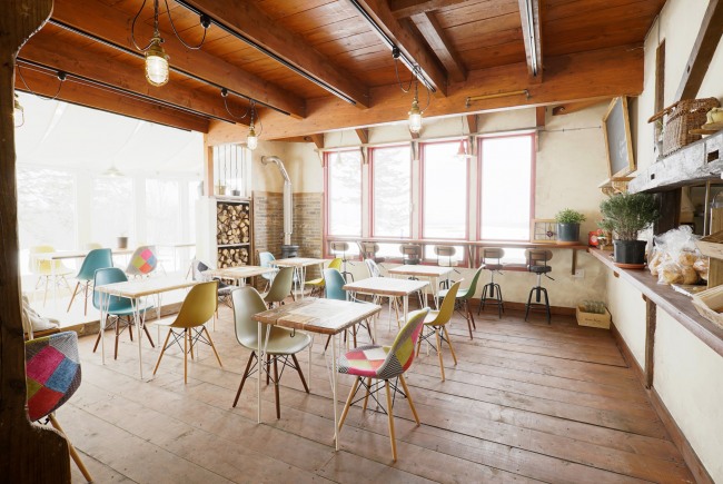 大きな窓から光が差し込む店内