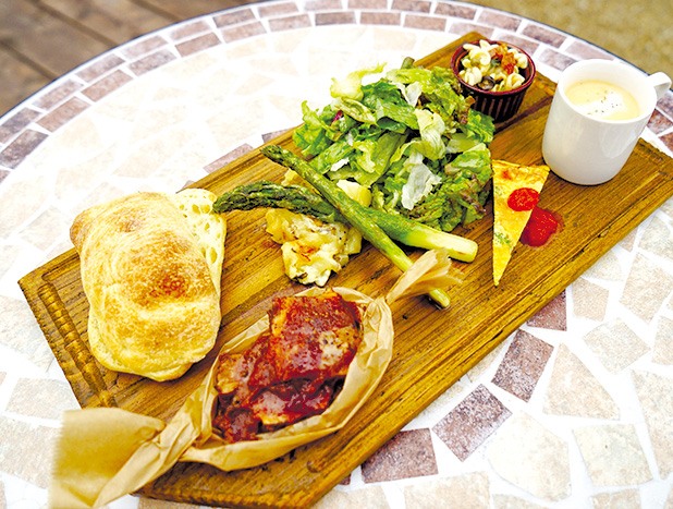 美瑛産もち豚の自家製プロシュート・ランチプレート1500円