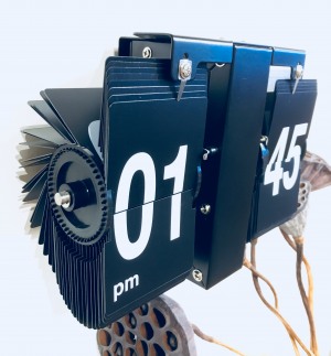 【男性に大人気!フリップ回転式時計】