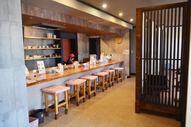 カウンター席と小上がりもあり、子供連れでも安心です