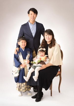 七五三♪前撮りキャンペーン好評撮影中!10月14日(火)まで。撮影衣装無料!ヘアメイク着付け無料!1ポーズ7,800円(六切サイズ1枚、税込・台紙別)。
お気軽にお問い合わせを☆