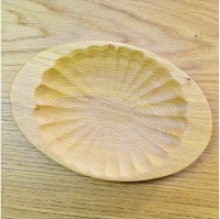 木のお皿。 楕円形や丸型、浅皿・深皿など、使い勝手の良いお皿が揃っています。