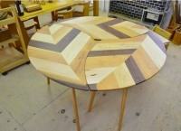 【木の葉型のテーブル】