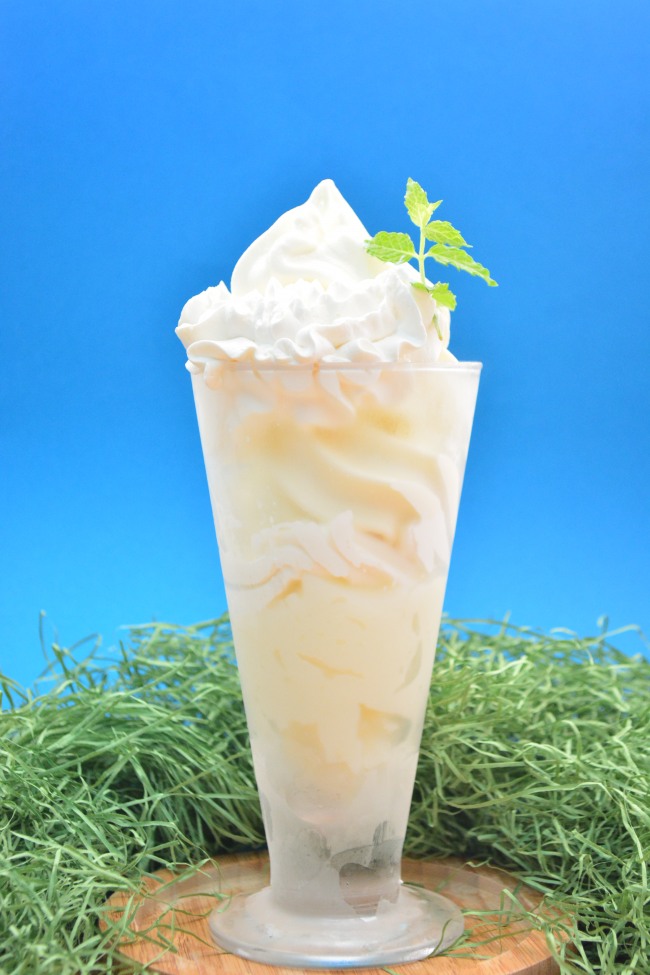 真っ白な自然派パフェ「アメボの白パフェ」700円