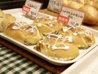 新発売　くるみパン・バナナとシナモンのパン