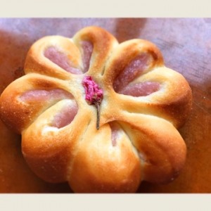 4月限定！
桜あんこのお花パン　210円