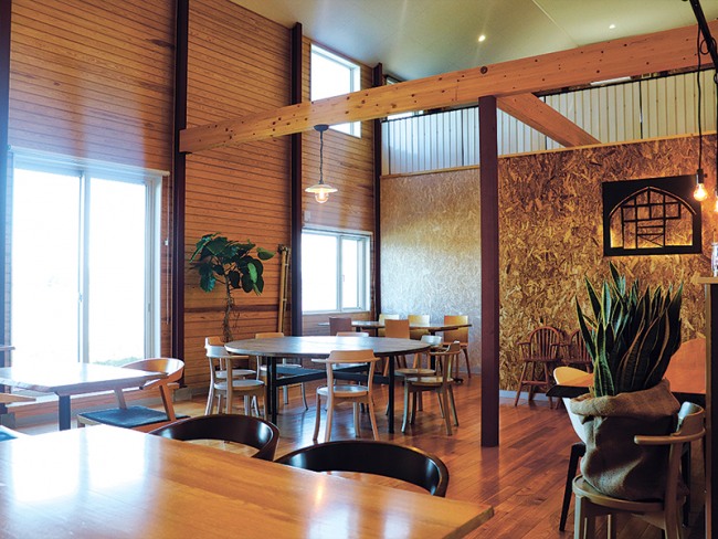 天井が広く開放的な店内。窓の向こうには田園風景が広がります