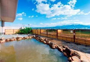 十勝岳連峰を一望できる天然温泉露天風呂を始め、全１５種類のお風呂。和風・洋風大浴場は男女日替わり。