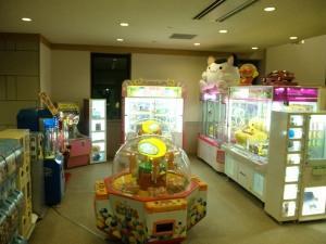 ゲームコーナー。　ＵＦＯキャッチャーやガチャガチャを始め、様々なゲーム機があります。